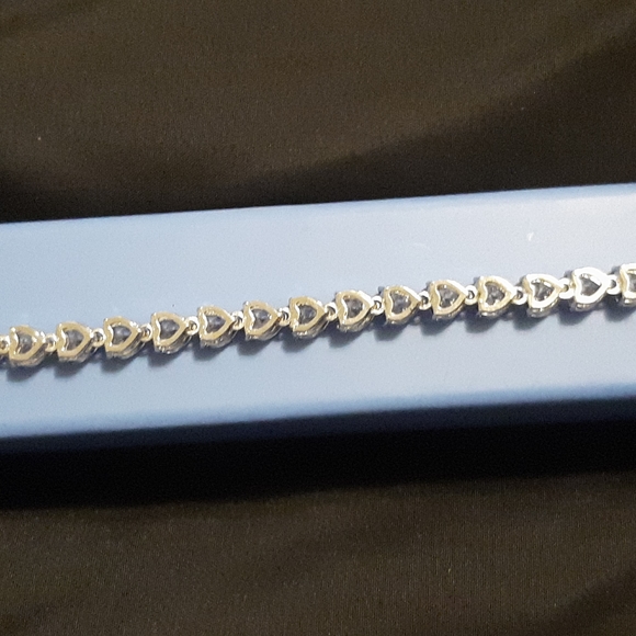 NIB Heart shaped clear CZ tennis bracelet locking clasp end silver plated - Picture 5 of 5
